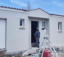 Enduits tout juste fini plus qu'à attendre que ça sèche, couleur blanc de la côte