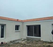 Enduits tout juste fini plus qu'à attendre que ça sèche, couleur blanc de la côte