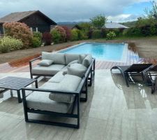 Vue d'ensemble de la piscine et intégration avec la terrasse existante