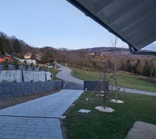 Allée du garage en pavés et soutènement en gabions