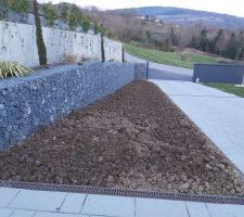 Allée du garage en pavés et soutènement en gabions