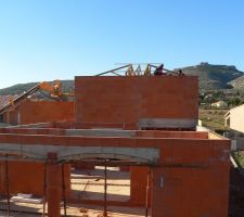 2 mois et 9 jours après le début des travaux - charpente de la tourelle en cours de pose