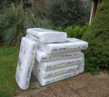 Les ballots d&eacute;charg&eacute;s du camion