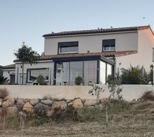Vue de la maison à partir du champs derrière.