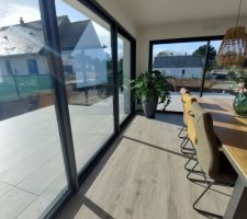 Pour un effet de grandeur , sol de terrasse identique au sol interieur pour un effet dedans dehors