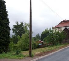 Vue du terrain en direction de l'Est. Il s'étend du poteau au muret.