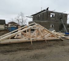 La charpente est arrivée