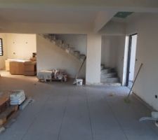 Stockage des meubles de la cuisine. Cette dernière n'est toujours pas terminée (il manque deux prises et la 1ère couche de peinture)