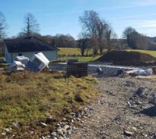 Les hourdis isolants en cours d'installation.