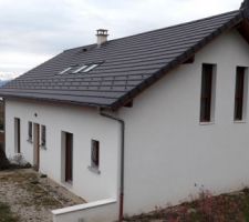 Arrière de la maison (façade Ouest) et entrée (façade Nord, à gauche de la photo)