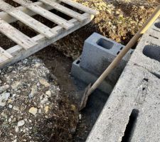 On s'attendait &agrave; ce que la semelle soit nettoy&eacute;e de la terre qui la jonche avant qu'ils ne mettent les premiers parpaings... Bon, ba ils ont juste un peu racl&eacute;...