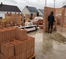 Suite &eacute;l&eacute;vation des murs/vue buanderie vers mur porteur cuisine