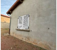 Maison extérieure avec humidité sur les murs