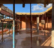 Vue du salon d&eacute;plafonn&eacute; depuis la cuisine