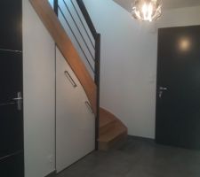 Aménagement du sous escalier en placard mixte vêtements et chaussures