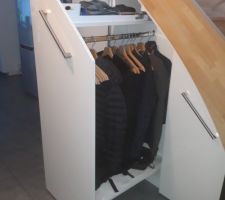 Aménagement du sous escalier en placard mixte vêtements et chaussures