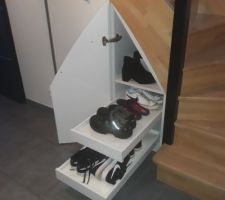 Aménagement du sous escalier en meuble mixte penderie chaussures