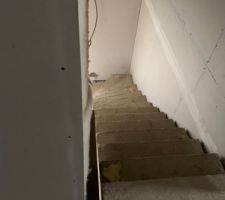 Trou de l'étage entre escaliers et plafond du RDC
