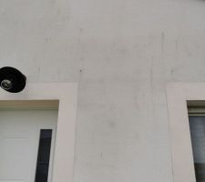 Le crépis est une catastrophe. au bout de même pas 2 ans il est tout taché. On comprend que c'est une malfaçon et que la couche est beaucoup trop fine.