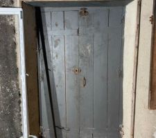 Ancienne porte des combles 2étage de la maison, servait à monter des choses dans les combles, il y a encore une poulie dehors