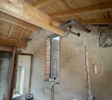 Soudure puis scellement des supports de boisseaux. 2ème support au fond et premier en premier plan.

Le premier conduit de la chaudière à bûches et le deuxième poêle à bois dans la chambre