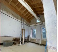 2ème niveau de la tour, plafond bien fatigué...
Une fois retiré, ce sera la future salle de bains