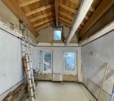 2ème niveau de la tour, plafond bien fatigué...
Une fois retiré, ce sera la future salle de bains