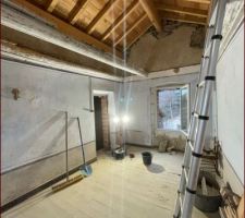 2ème niveau de la tour, plafond bien fatigué...
Une fois retiré, ce sera la future salle de bains