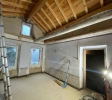 2ème niveau de la tour, plafond bien fatigué...
Une fois retiré, ce sera la future salle de bains