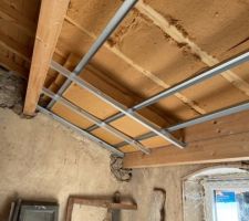 Essai de mise en place de l'isolant en laine de bois au plafond, 3 couches de 100mm