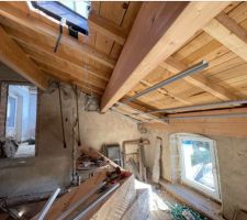 Essai de mise en place de l'isolant en laine de bois au plafond, 3 couches de 100mm