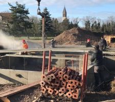 Le vide sanitaire a été coulé.
Maintenant ils préparent la dalle...