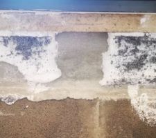 Possible infiltration d'eau entre la menuiserie et le seuil