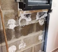 Possible infiltration d'eau entre la menuiserie et le seuil