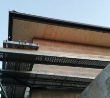 Habillage des dessous de toits qui sera ensuite lasuré en gris anthracite.
Les gouttières et bandes de rives en aluminium sont posées.
