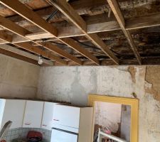 Plafond cuisine, caché par un faux plafond --> découverte gitage
