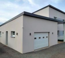 Garage fini et modifi&eacute;, cr&eacute;ation d'une porte de service sur le c&ocirc;t&eacute; suite &agrave; la fermeture de la terrasse pour la transformer en chambre