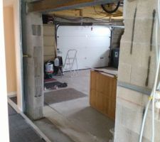 Casse du mur de la maison , cr&eacute;ation d'un placard int&eacute;gr&eacute; entre le garage et la maison.