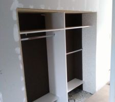 Cr&eacute;ation d'un placard int&eacute;gr&eacute; entre le garage et la maison.