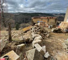 Démontage du mur car il sera déplacé pour augmenter la zone plate à l'avant de cette partie de la maison