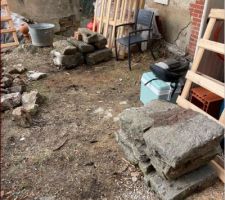 Les pierres du dessus du mur de soutenement mis de côté pour remise en place lorsque j'aurais déplacé le mur