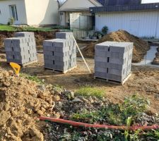 Notre  maison est faite par des artisans 1)ma&ccedil;onnerie Dom & Jos&eacute; V&eacute;loso 2) charpente Gilles Bicrell 3)toiture  Menez