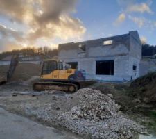 Arrivé de la pelleteuse pour les pré-remblais