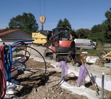 On rentre le rouleau compresseur dans la maison avec la grue.
Oui, j'ai un rouleau compresseur qui vole ici !
Et oui je prends en photo tous les levages que je fais, c'était à ce moment là mon plus gros levage donc ça me faisais un peu stresser.