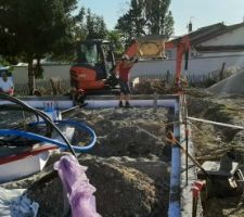 Remplissage du godet de 250L de 0/100 avec la minipelle.
On le transporte avec la grue dans les endroits inaccessibles avec les engins, et on étalera à la main.