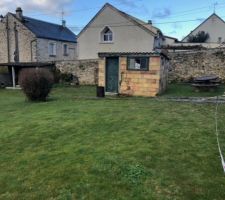 Vue terrain: cabane &agrave; d&eacute;molir