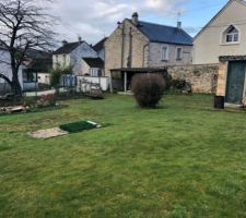 Vue terrain: terrain l&eacute;g&egrave;rement en pente 7%