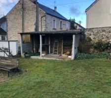 Vue terrain: cabane &agrave; d&eacute;molir, future portail