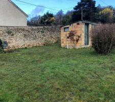 Vue terrain : cabane &agrave; d&eacute;molir