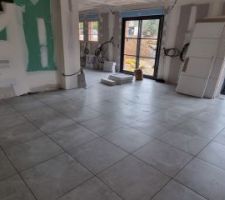 Pose du carrelage gris effet béton sur toute la surface du RDC